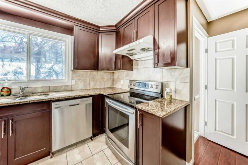 271 Dalhurst Way Nw, Calgary, AB - Indoor Photo Showing Kitchen
