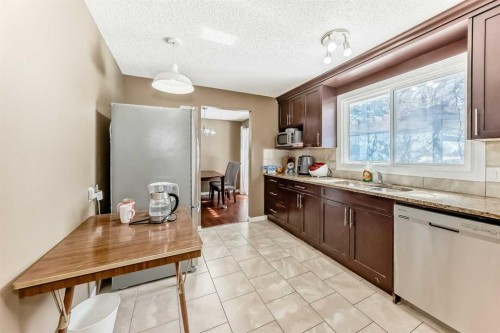 271 Dalhurst Way Nw, Calgary, AB - Indoor Photo Showing Kitchen