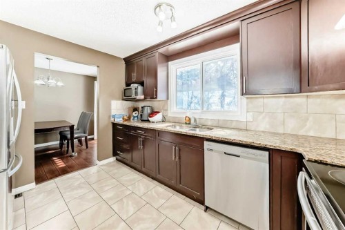 271 Dalhurst Way Nw, Calgary, AB - Indoor Photo Showing Kitchen