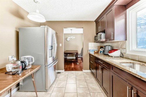 271 Dalhurst Way Nw, Calgary, AB - Indoor Photo Showing Kitchen