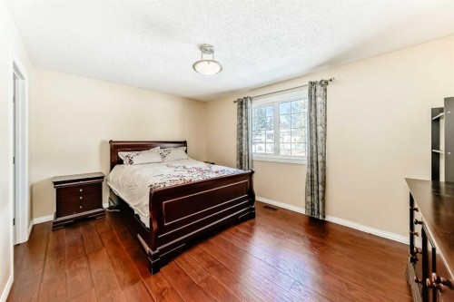 271 Dalhurst Way Nw, Calgary, AB - Indoor Photo Showing Bedroom