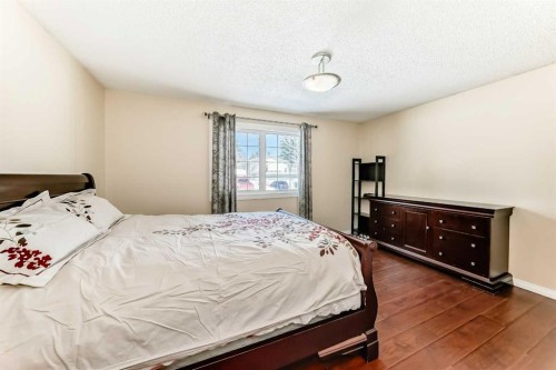 271 Dalhurst Way Nw, Calgary, AB - Indoor Photo Showing Bedroom