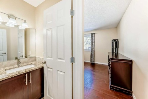 271 Dalhurst Way Nw, Calgary, AB - Indoor Photo Showing Bathroom