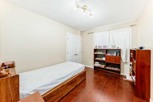 271 Dalhurst Way Nw, Calgary, AB - Indoor Photo Showing Bedroom