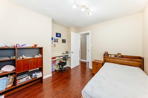 271 Dalhurst Way Nw, Calgary, AB - Indoor Photo Showing Bedroom