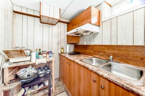 271 Dalhurst Way Nw, Calgary, AB - Indoor Photo Showing Kitchen With Double Sink