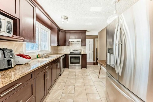 271 Dalhurst Way Nw, Calgary, AB - Indoor Photo Showing Kitchen