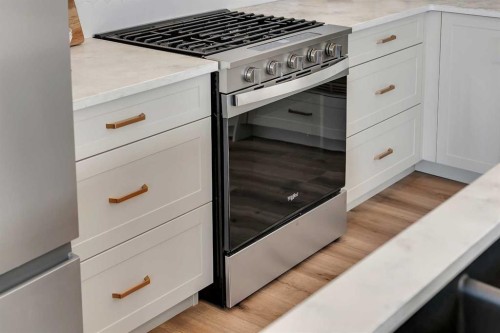 88 Sunrise Heath, Cochrane, AB - Indoor Photo Showing Kitchen