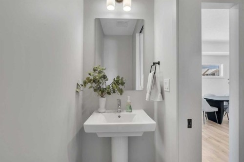 88 Sunrise Heath, Cochrane, AB - Indoor Photo Showing Bathroom