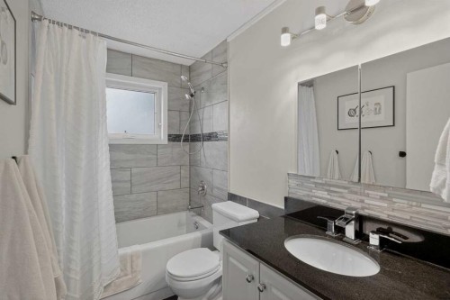 4119 Doverview Drive Se, Calgary, AB - Indoor Photo Showing Bathroom