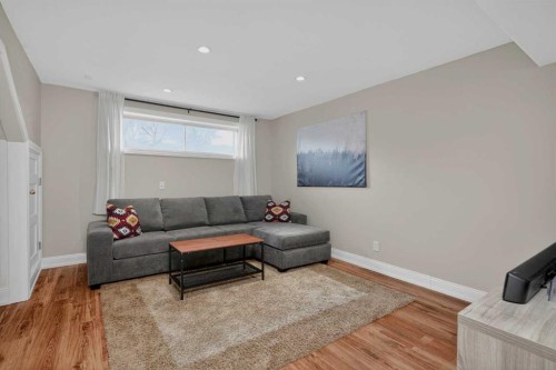 4119 Doverview Drive Se, Calgary, AB - Indoor Photo Showing Living Room