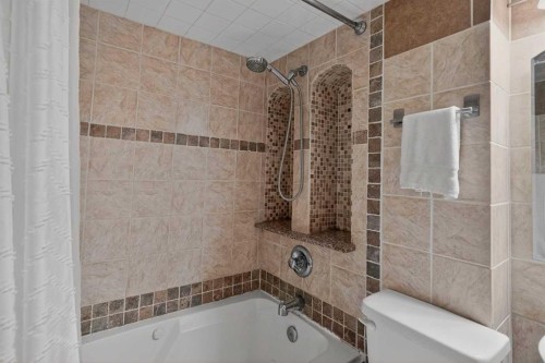 4119 Doverview Drive Se, Calgary, AB - Indoor Photo Showing Bathroom