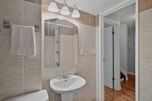 4119 Doverview Drive Se, Calgary, AB - Indoor Photo Showing Bathroom