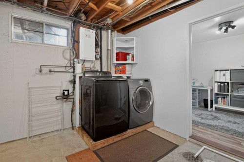 4119 Doverview Drive Se, Calgary, AB - Indoor Photo Showing Laundry Room