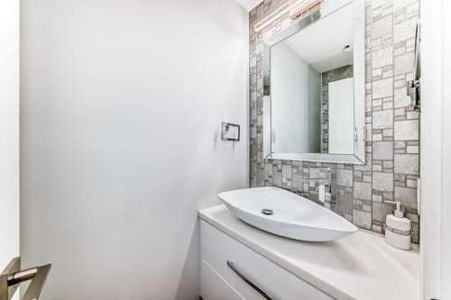 256 Riverside Mews Se, Calgary, AB - Indoor Photo Showing Bathroom