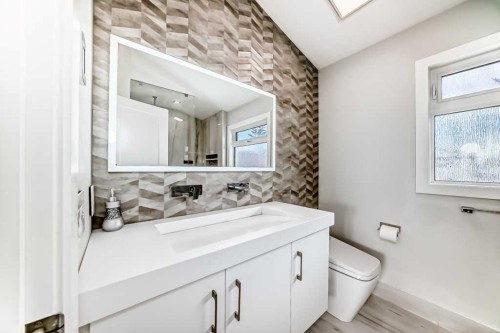 256 Riverside Mews Se, Calgary, AB - Indoor Photo Showing Bathroom