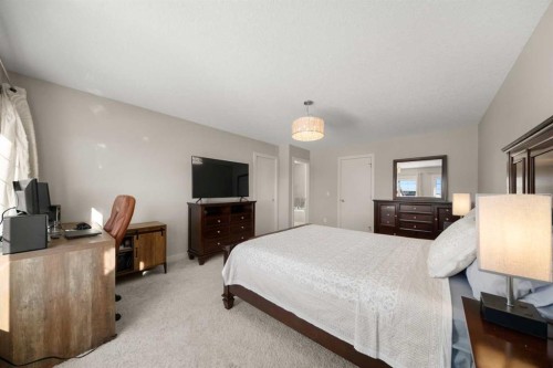 151 Heritage View, Cochrane, AB - Indoor Photo Showing Bedroom