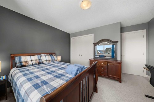 151 Heritage View, Cochrane, AB - Indoor Photo Showing Bedroom