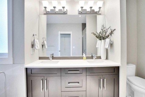 235 11 Avenue Ne, Calgary, AB - Indoor Photo Showing Bathroom