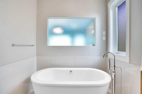 235 11 Avenue Ne, Calgary, AB - Indoor Photo Showing Bathroom