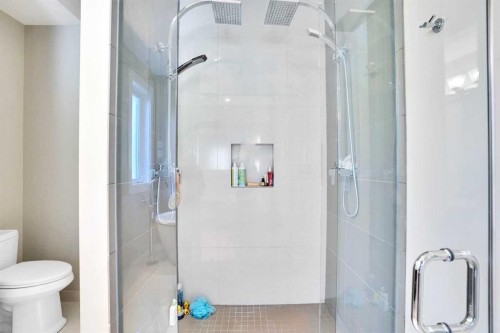 235 11 Avenue Ne, Calgary, AB - Indoor Photo Showing Bathroom