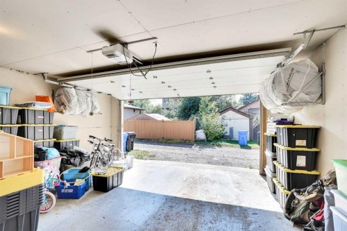 235 11 Avenue Ne, Calgary, AB - Indoor Photo Showing Garage