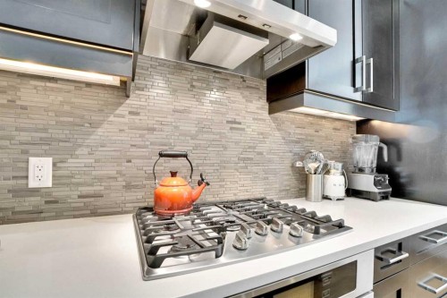 235 11 Avenue Ne, Calgary, AB - Indoor Photo Showing Kitchen With Upgraded Kitchen