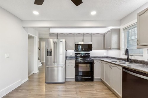 172 Riverglen Park Se, Calgary, AB - Indoor Photo Showing Kitchen With Double Sink