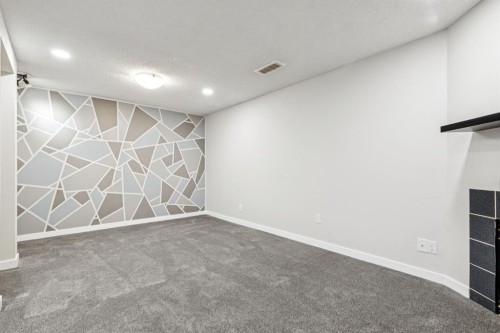 172 Riverglen Park Se, Calgary, AB - Indoor Photo Showing Other Room