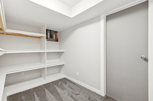 172 Riverglen Park Se, Calgary, AB - Indoor Photo Showing Other Room