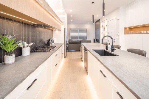 912 15 Avenue Ne, Calgary, AB - Indoor Photo Showing Kitchen With Upgraded Kitchen