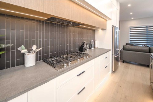 912 15 Avenue Ne, Calgary, AB - Indoor Photo Showing Kitchen With Upgraded Kitchen