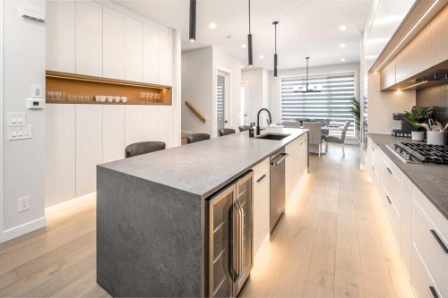 912 15 Avenue Ne, Calgary, AB - Indoor Photo Showing Kitchen With Upgraded Kitchen