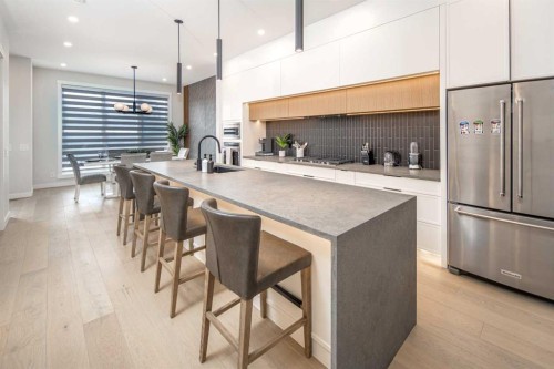 912 15 Avenue Ne, Calgary, AB - Indoor Photo Showing Kitchen With Upgraded Kitchen