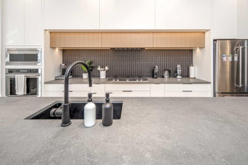 912 15 Avenue Ne, Calgary, AB - Indoor Photo Showing Kitchen With Upgraded Kitchen