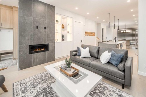 912 15 Avenue Ne, Calgary, AB - Indoor Photo Showing Living Room With Fireplace