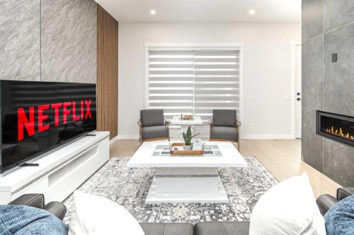 912 15 Avenue Ne, Calgary, AB - Indoor Photo Showing Living Room With Fireplace