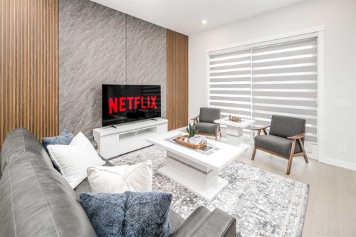 912 15 Avenue Ne, Calgary, AB - Indoor Photo Showing Living Room With Fireplace