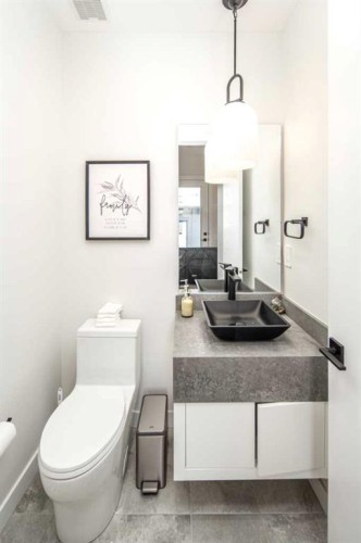 912 15 Avenue Ne, Calgary, AB - Indoor Photo Showing Bathroom