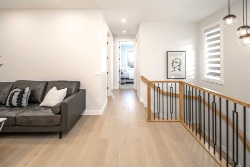 912 15 Avenue Ne, Calgary, AB - Indoor Photo Showing Other Room