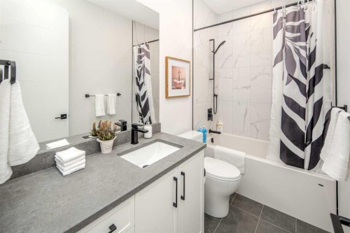 912 15 Avenue Ne, Calgary, AB - Indoor Photo Showing Bathroom