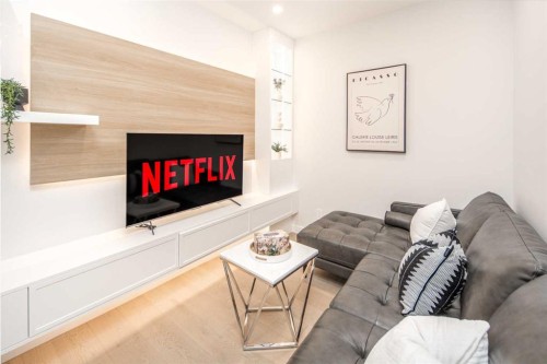 912 15 Avenue Ne, Calgary, AB - Indoor Photo Showing Living Room