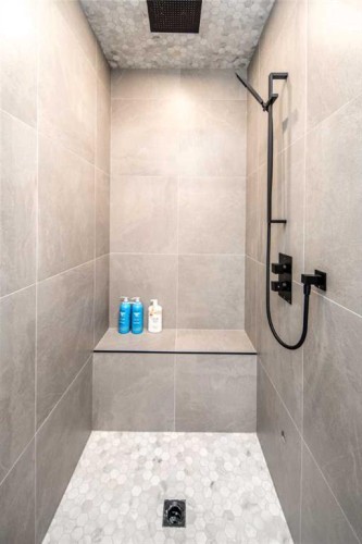 912 15 Avenue Ne, Calgary, AB - Indoor Photo Showing Bathroom