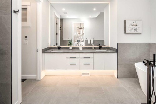 912 15 Avenue Ne, Calgary, AB - Indoor Photo Showing Bathroom