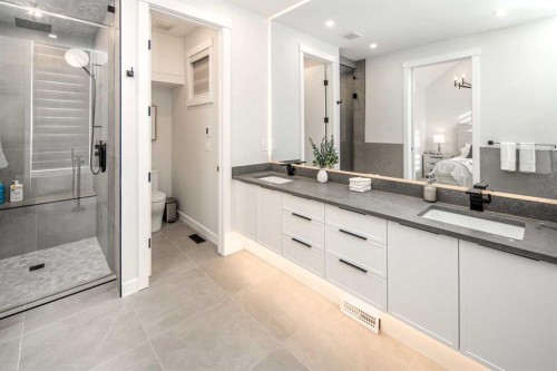 912 15 Avenue Ne, Calgary, AB - Indoor Photo Showing Bathroom