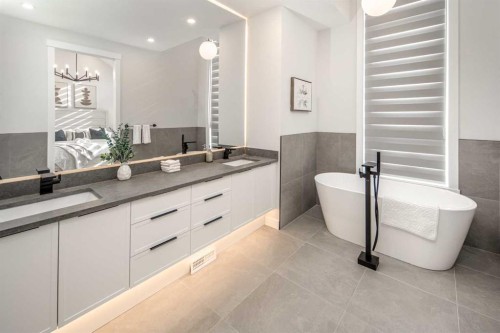 912 15 Avenue Ne, Calgary, AB - Indoor Photo Showing Bathroom