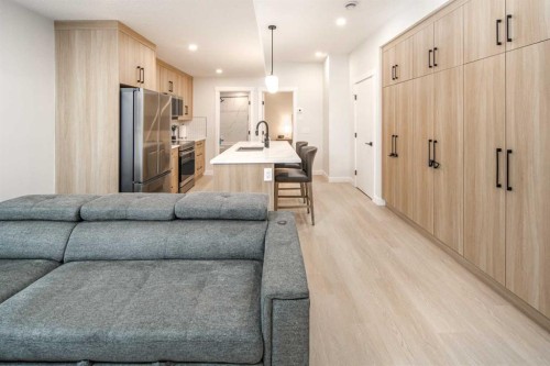 912 15 Avenue Ne, Calgary, AB - Indoor Photo Showing Living Room