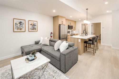912 15 Avenue Ne, Calgary, AB - Indoor Photo Showing Living Room