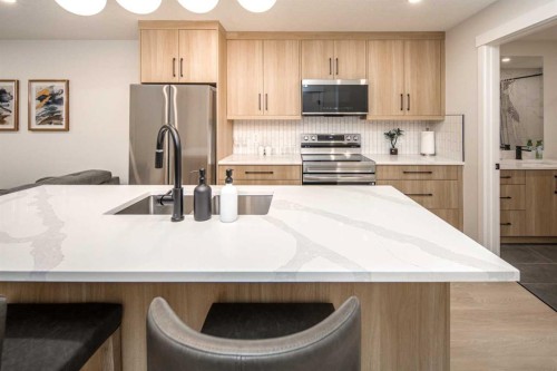 912 15 Avenue Ne, Calgary, AB - Indoor Photo Showing Kitchen With Upgraded Kitchen