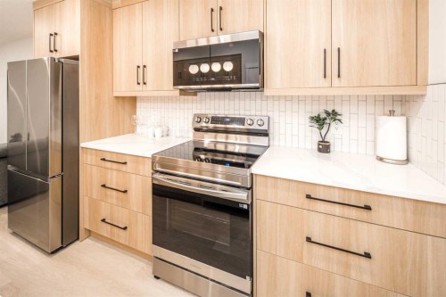 912 15 Avenue Ne, Calgary, AB - Indoor Photo Showing Kitchen With Upgraded Kitchen